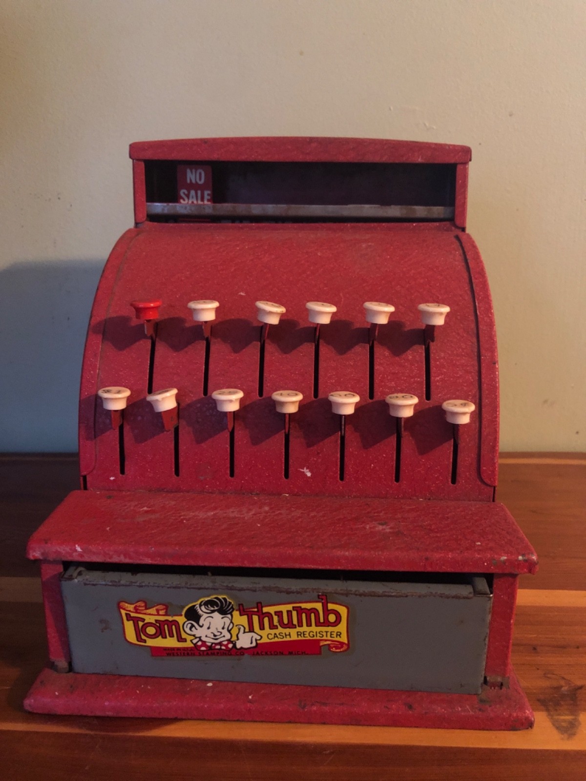 как выглядит Vintage 1950s Tom Thumb Toy Cash Register Red Metal Western Stamping Co USA Read фото