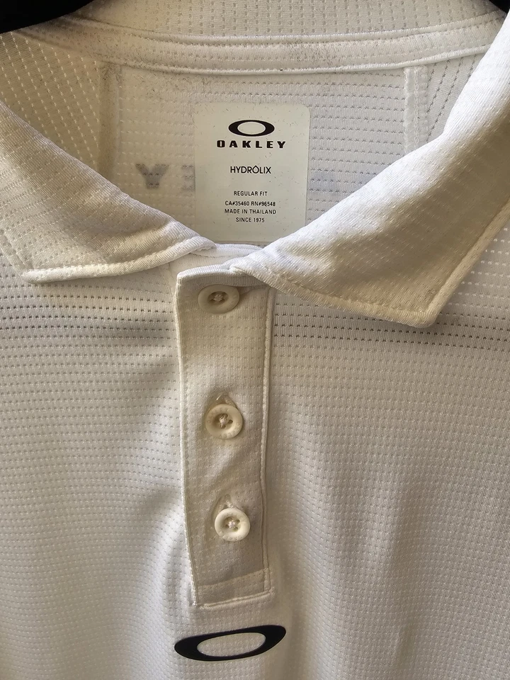 Camisa Oakley Para Hombres PEQUEÑA Blanca Manga Corta Polo Golf Hydrolix Calce Regular Foto 2 de 4