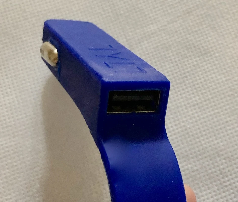 Cinta de silicona azul TYLT cargador de coche puerto USB iPhone 4 4S iPad iPod 27" L Foto 3 de 4