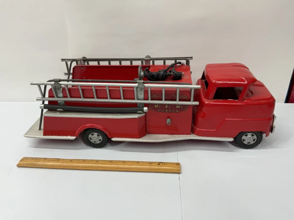 VINTAGE PRESSED STEEL STRUCTO FIRE DEPT PUMPER - Image 3 of 4