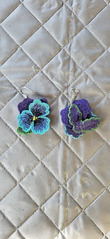 Boucles d’oreilles pendantes fleur pensée violet/turquoise crochets argentés - Photo 2/2