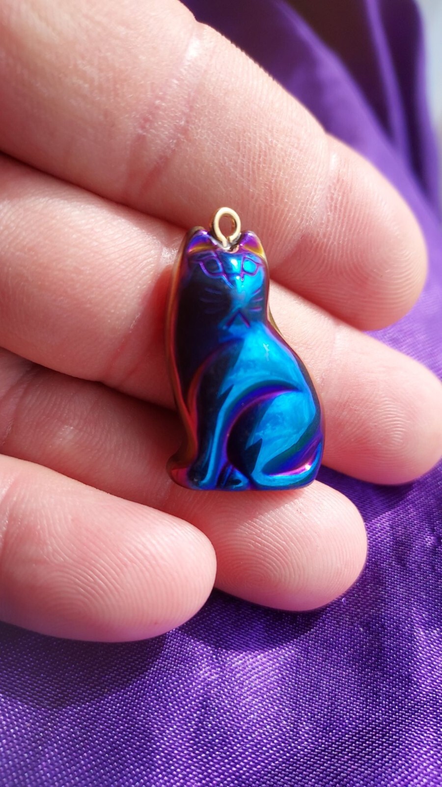 Pendentif chat en hématite bleu métallisé contours dorés 3.1cm