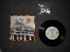 RED HOT CHILI PEPPERS LP 7" UNDER THE BRIDGE UK PRESS 1992 WITH BADGE AND STICKE