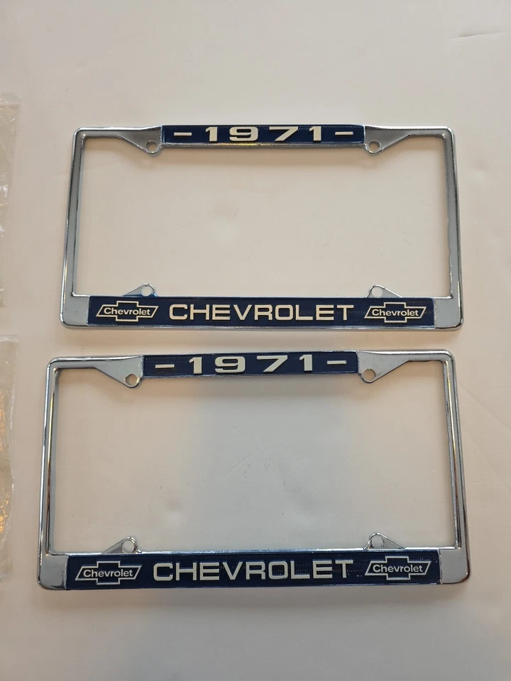 Marco de matrícula con logotipo Chevrolet 1971, azul oscuro Foto 2 de 4