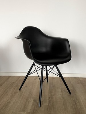 ORIGINAL Vitra - Eames Plastic Armchair DAW in Schwarz auf Ahorn Tiefschwarz 