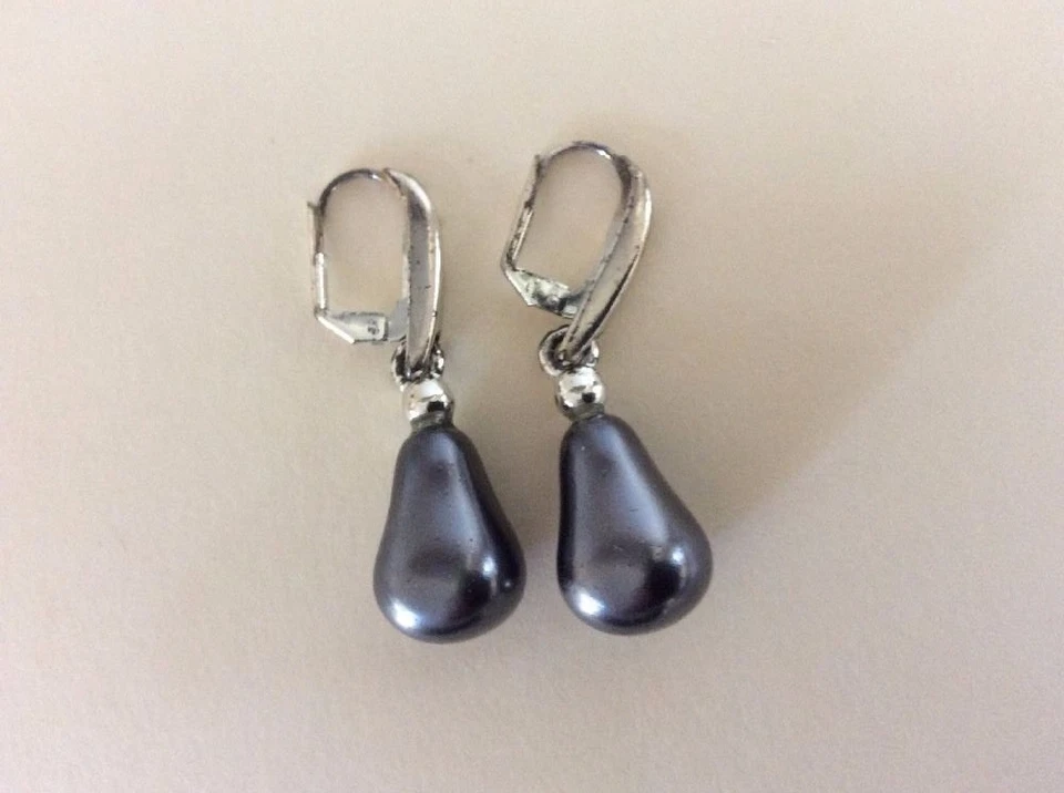 Pendientes Agatha Genuinos Tono Plata con Gota Gris Oscuro Imitación Perla Años 90 Pierce Foto 3 de 4