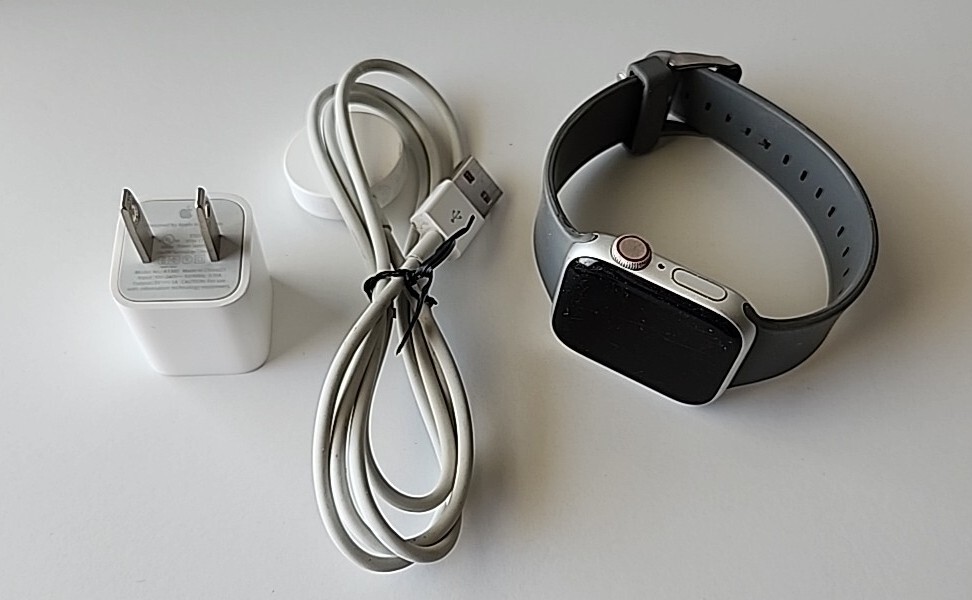 Apple Watch Series 4 (40mm) Aluminum/Ceramic Case GPS LTE WR Apple Watch Series 4 (40mm) Aluminum/Ceramic Case GPS LTE WR