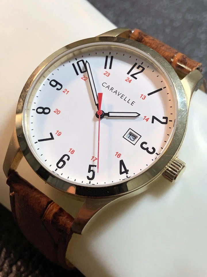 Reloj Caravelle By Bulova Hombre Tono Dorado Esfera Blanca, Fecha, Hora Militar Nuevo Murciélago Foto 3 de 4