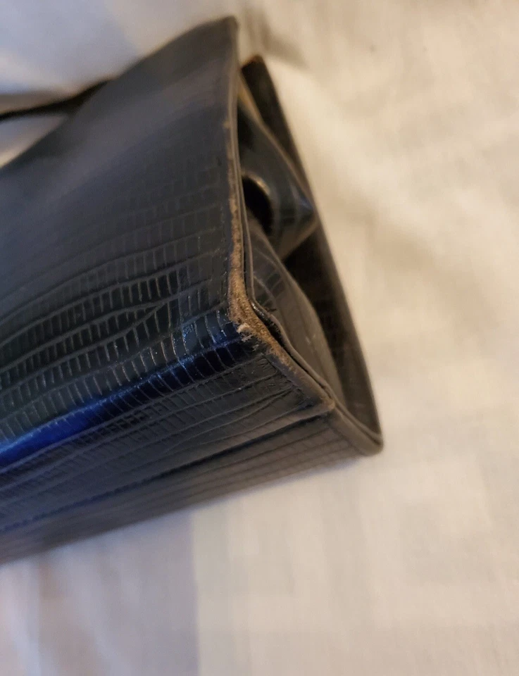 Cartera texturizada reptil negro vintage años 40 años 50 con interior de vinilo rojo brillante Foto 4 de 4