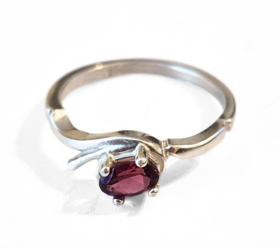 Eleganter natürlicher tiefroter Granat Ring massiv Sterlingsilber, Größe 6,5