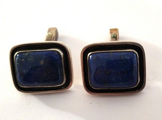 1 Paar Manschettenknöpfe mit Lapis Lazuli eingefasst in 835er Silber