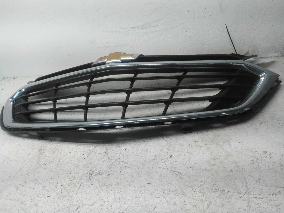 Used Front Grille fits: 2018 Chevrolet Equinox bar design chrome surround black Foto 2 de 4