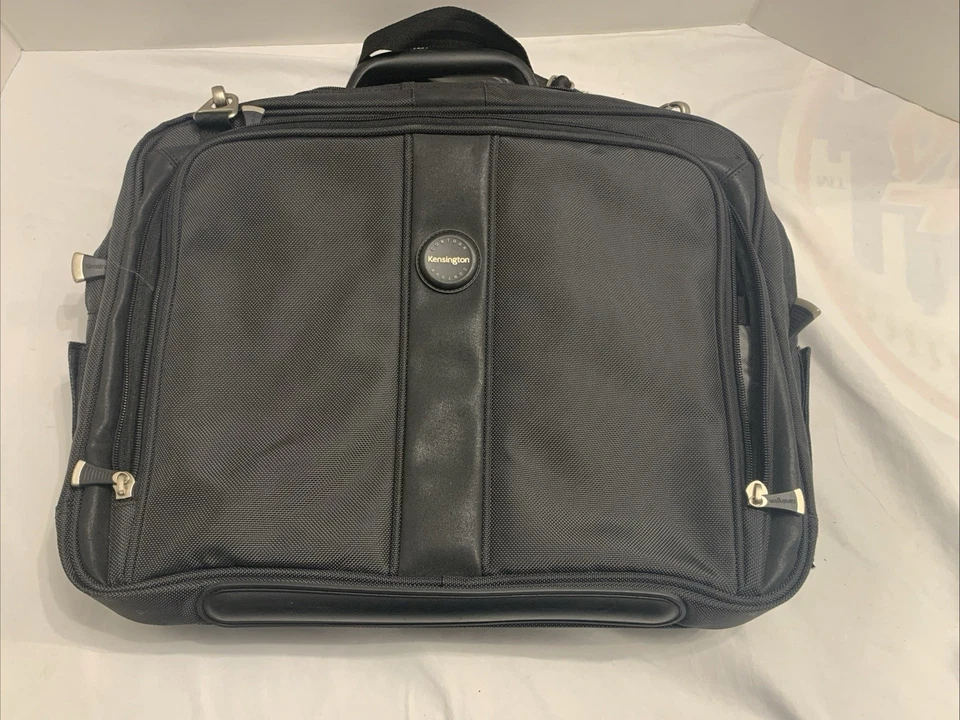 Maletín para computadora portátil Kensington Contour negro vintage con correa para el hombro Foto 4 de 4