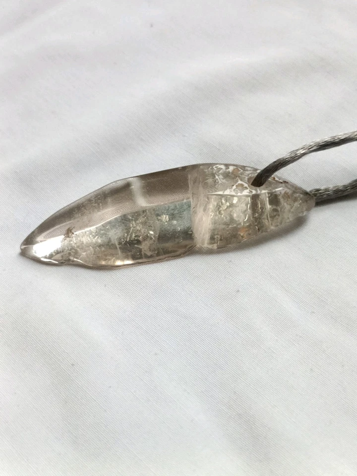 Дымчатый кварц полированный грубый кулон 62X20X10 мм 1 изделие для изготовления ювелирных изделий  - Изображение 2 из 4