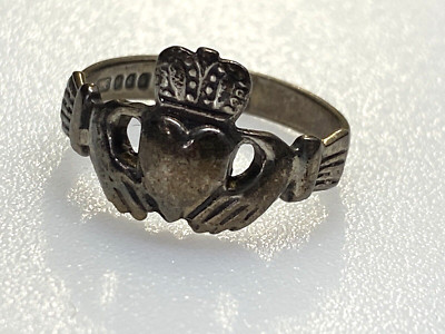 Antiker Sterling Silber Ring Herz mit Krone in zwei Händen Irland 3,04 g Größe P