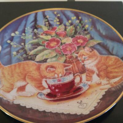 FRANKLIN MINT KITTY PLATES  6  and 1 LYNN KAATZ GOLDEN RETRIEVER PLATE