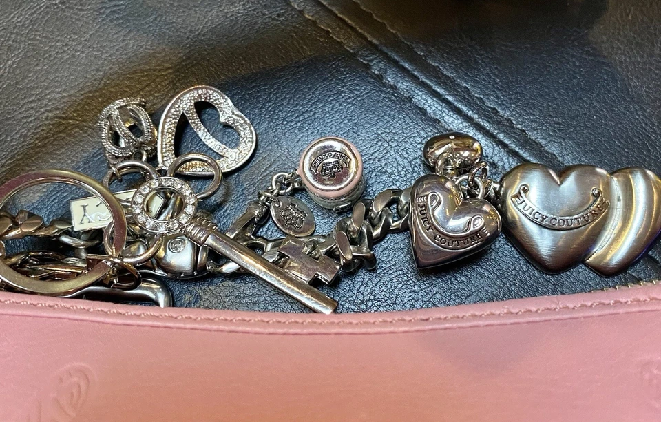 Mini Bolso Baguette Rosa Juicy Couture Vintage Y2K con Cadena de Dijes Extras Cargados Foto 3 de 4