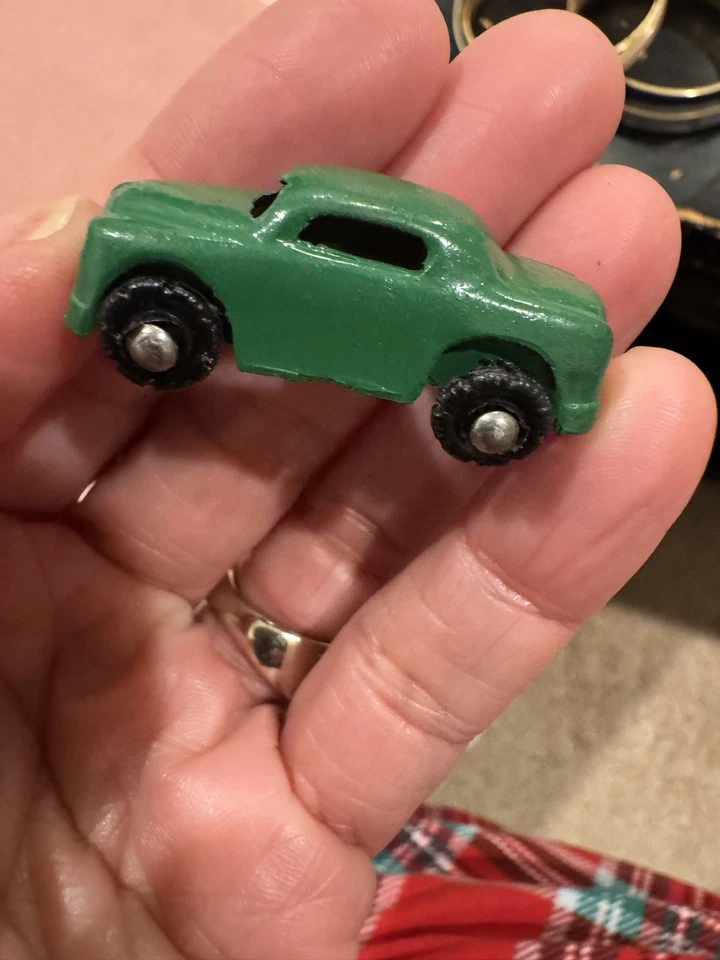Vintage Green Diecast Toy Car – Classic 1950s Style Miniature – Metal Body - Image 2 of 4