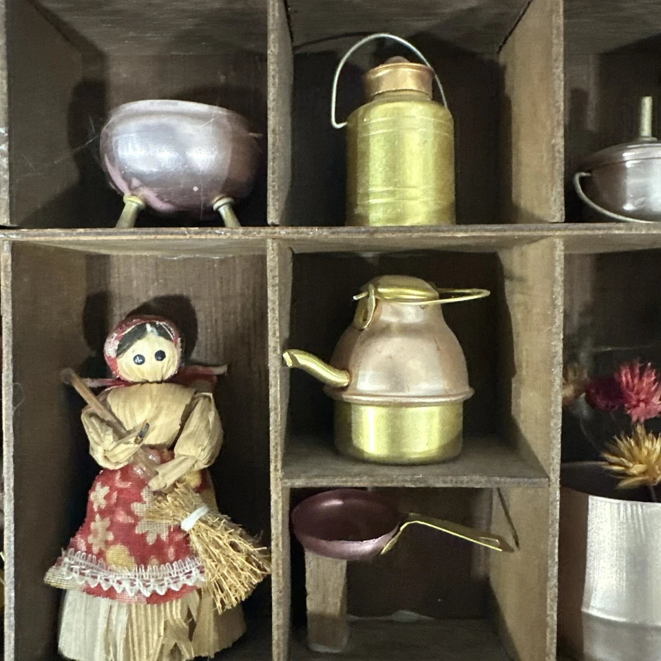 Estante de baratija de exhibición de utensilios de cocina miniatura vintage decoración de platos. Foto 4 de 4