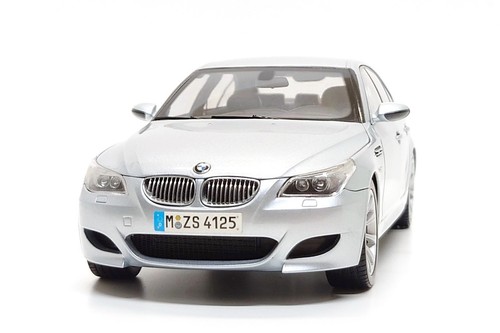 Kyosho 1:18 BMW M5 (E60) in Silverstone II Metallic (No Box) - Picture 8 of 14