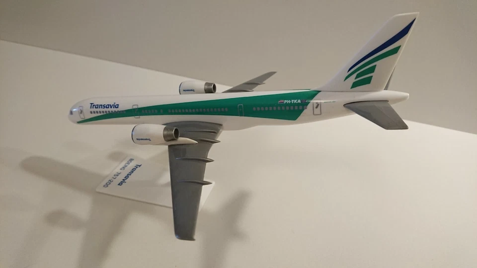 MODELLINO AEREO DI LINEA IN PLASTICA CON SUPPORTO TRANSAVIA BOEING 757 200 - Immagine 4 di 4
