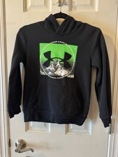 Under Armour Youth Medium Hoodie with Mountain Design and Logo