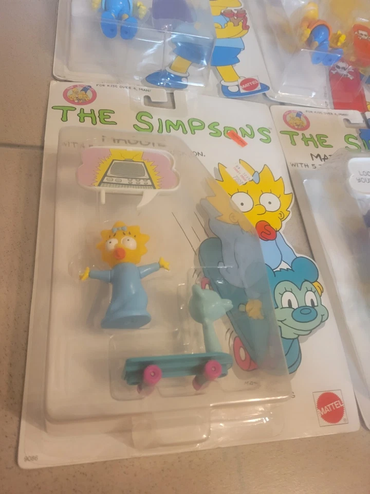Colección de figuras de Los Simpson 1990 Mattel 7 figuras + sofá y TV todo nuevo Foto 2 de 4