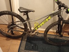 Trek Marlin 6 xs Mountain Bike 13.5 Inch Frame Unisex 27.5inch Wheels