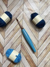 Furls Odyssey Crochet Hook Size H 5.00mm Color Blue / Rose Gold