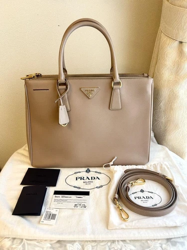 Grand sac à main fourre tout Prada Galleria Saffiano beige camméo créateur