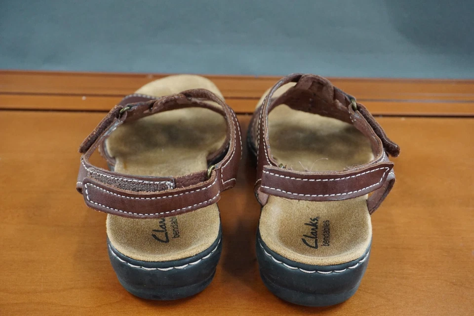 Sandálias sapatos Clarks Bendables femininas 9 couro marrom alça de tornozelo conforto - Imagem 4 de 4