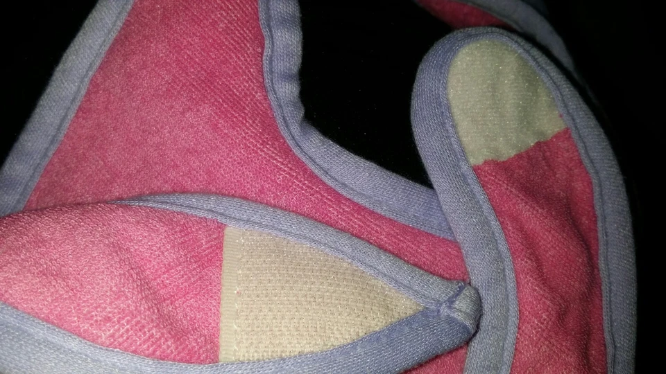 Babero de bebé bordado ~ lindo (CUANDO ESTÁ ENOJADO).  Rosa con ribete púrpura. Lote de 5 Foto 3 de 3