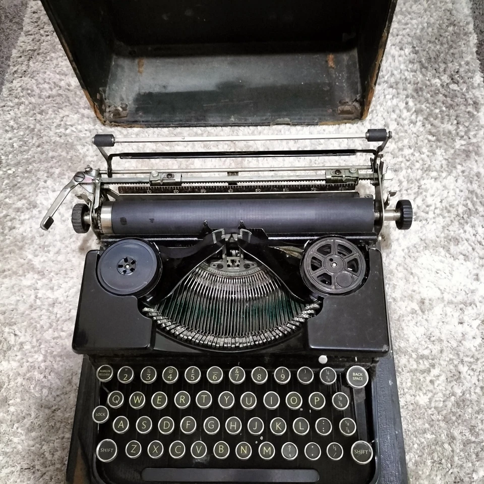 Royal Portable Typewriter. Model P. P80102. 1928? Working well. - Image 4 of 4