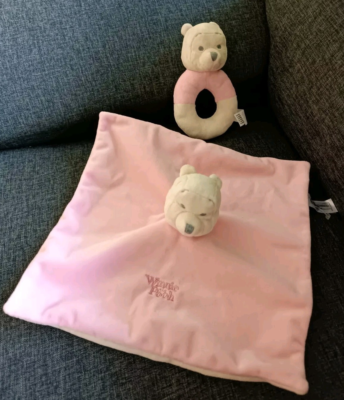 Doudou hochet plat Winnie l'ourson Disney Nicotoy rose et beige pastel