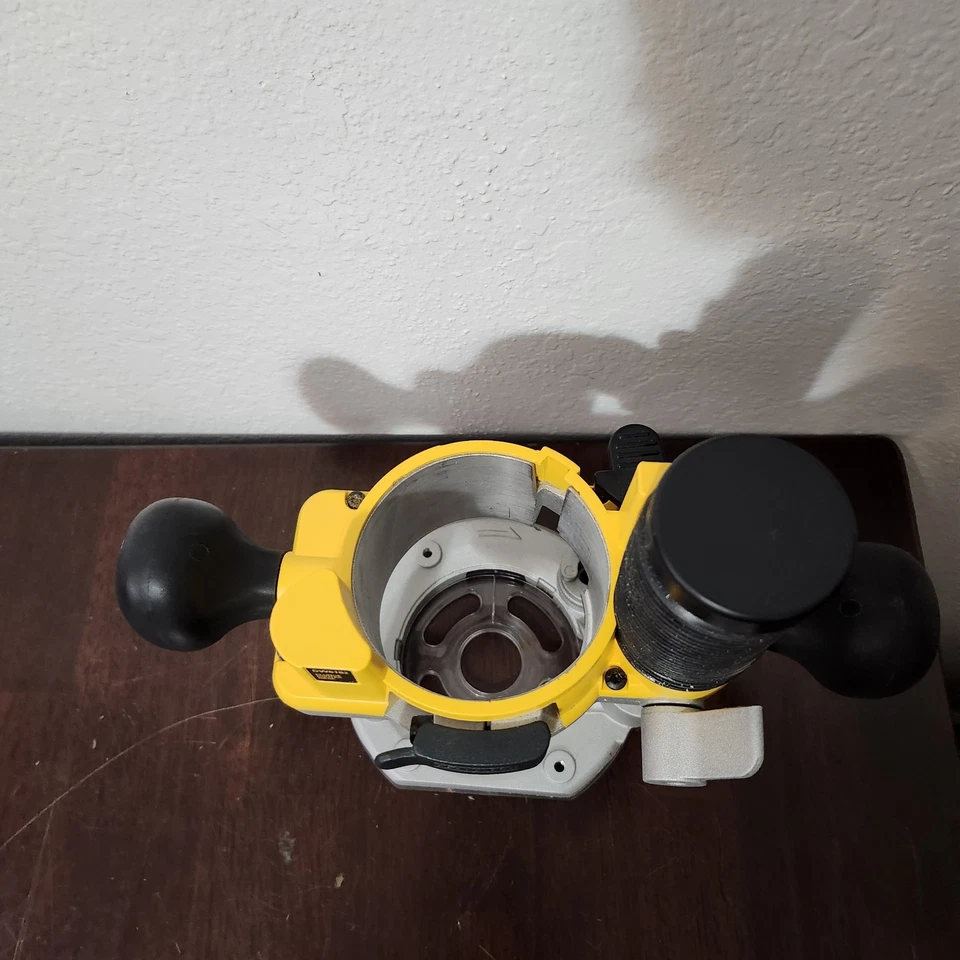 DEWALT DW6182 PLUGE 路由器底座 (SBL014400) 无路由器 — 第 4/4 张图片