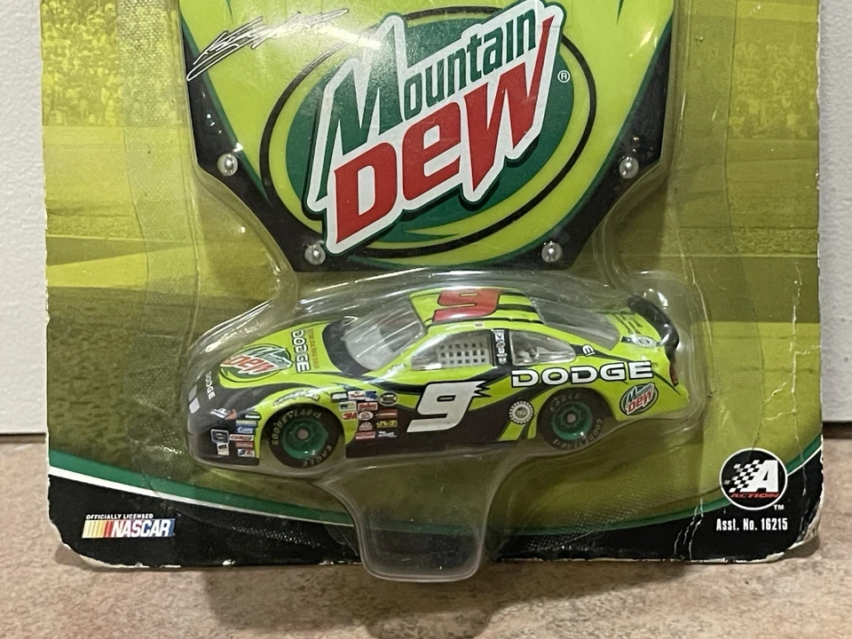 2004 Kasey Kahne 道奇代理 Mountain Dew 新秀无畏获胜者圈 1/64 — 第 3/4 张图片