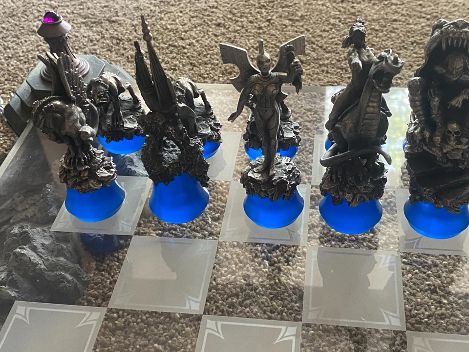 Juego de ajedrez "Clash of Ages" de Boris Vallejo y Julie Bell, daños en el soporte del tablero Foto 3 de 4