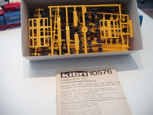 Kibri 10576 Bausatz MB Zugmaschine mit Scheuerle Teleskopbaggerbrücke in OVP HO - Bild 2 von 2