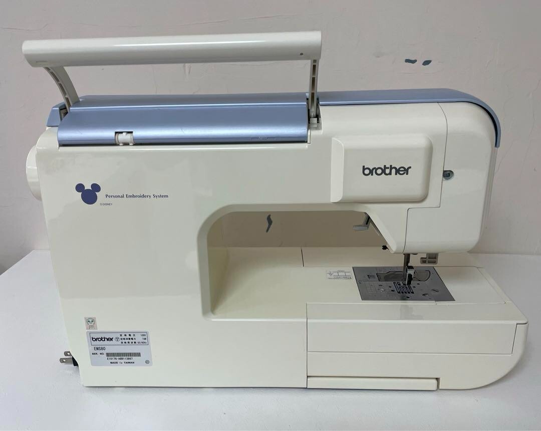 美品★ディズニー刺しゅうbrother innvis D300（本体)★16-r Disney Edition Brother Innovis D300 Sewing Machine with