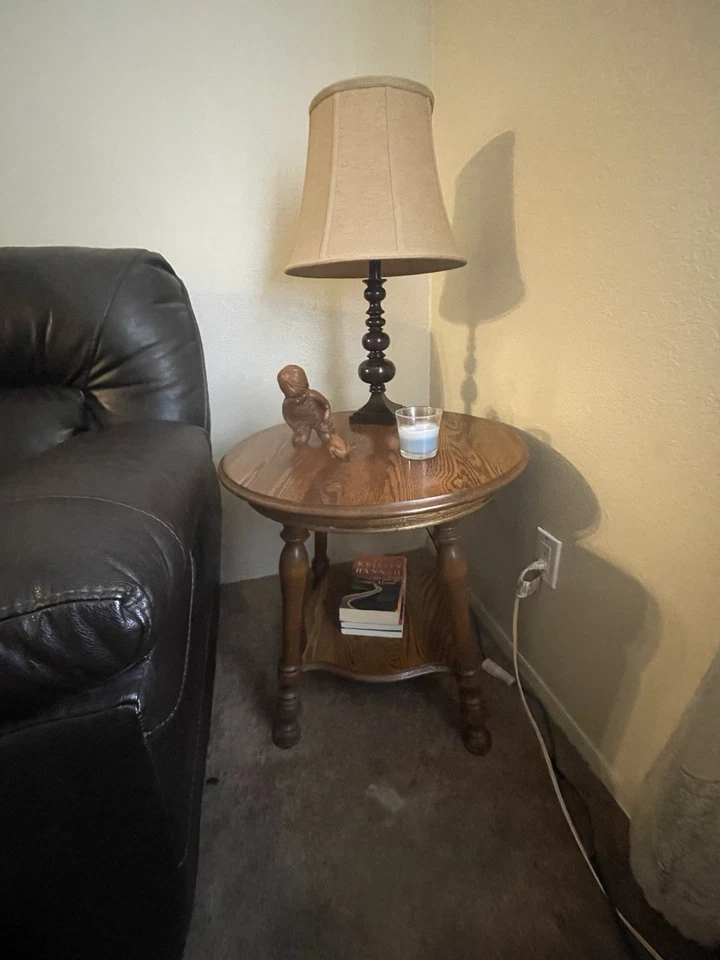 Mesa auxiliar y silla Foto 4 de 4