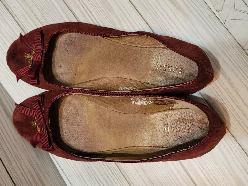 Fossil Slip On Ballet Flat Suede Shoes Sz 8.5 Burgundy Red Bee Charm Bow Accent - Image 4 of 4