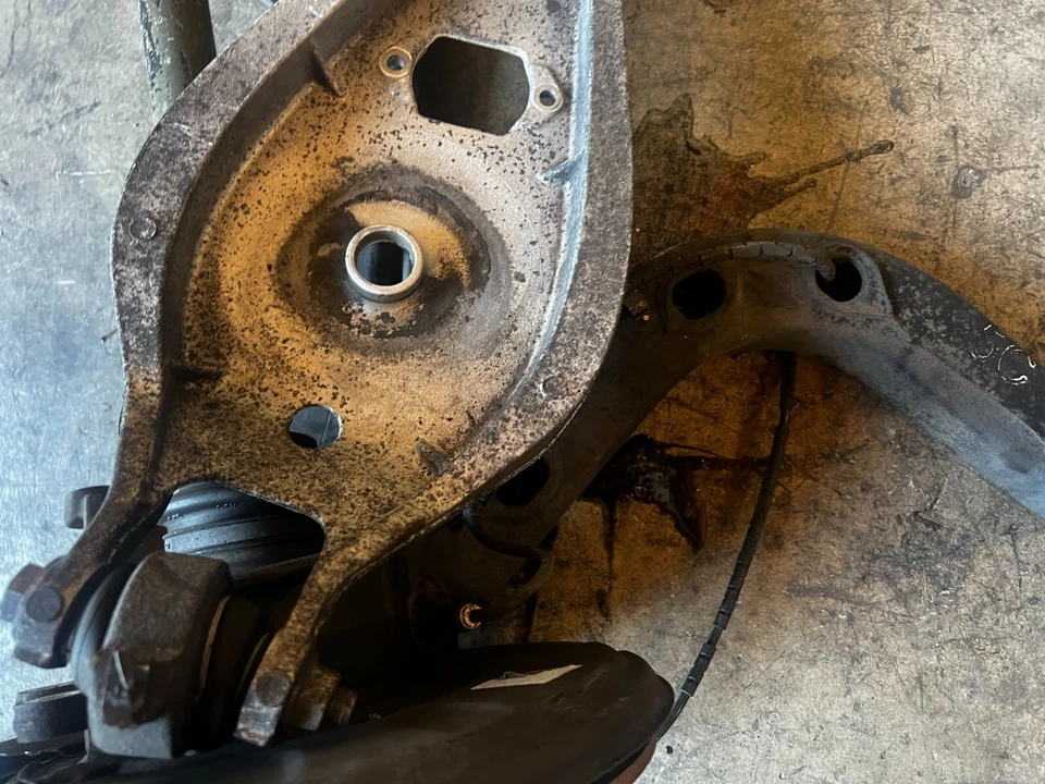 ОРИГИНАЛЬНЫЙ ШПИНДЕЛЬ ЗАДНЕЙ ПРАВОЙ БОКОВОЙ ПОДВЕСКИ РЫЧАГА ОСИ BMW 2001-2006 E46 330CI 330I /B2 - Изображение 3 из 4