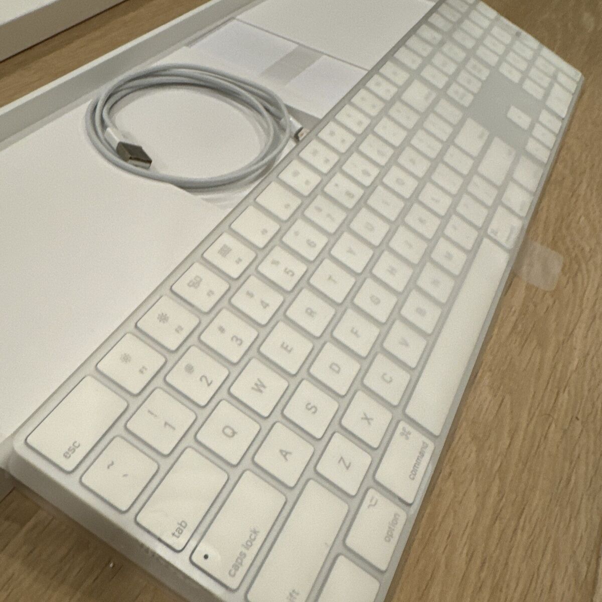 Apple Magic (MQ052LL/A) Wireless Keyboard with Numeric Pad Apple Magic (MQ052LL/A) Wireless Keyboard with Numeric Pad