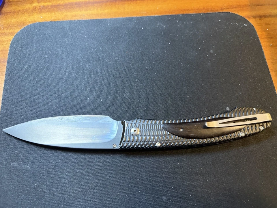 Cuchillo con incrustación de fibra de carbono William Henry E6-3 Foto 4 de 4