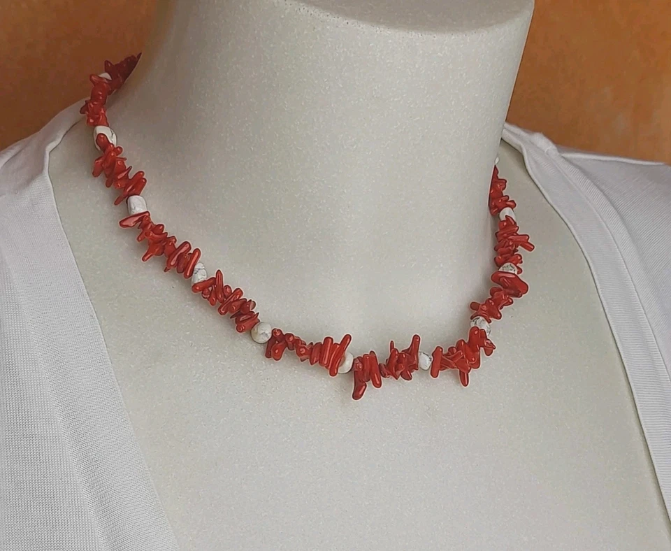 Girocollo donna con chips color corallo e inserti in pietra howlite - Immagine 2 di 4