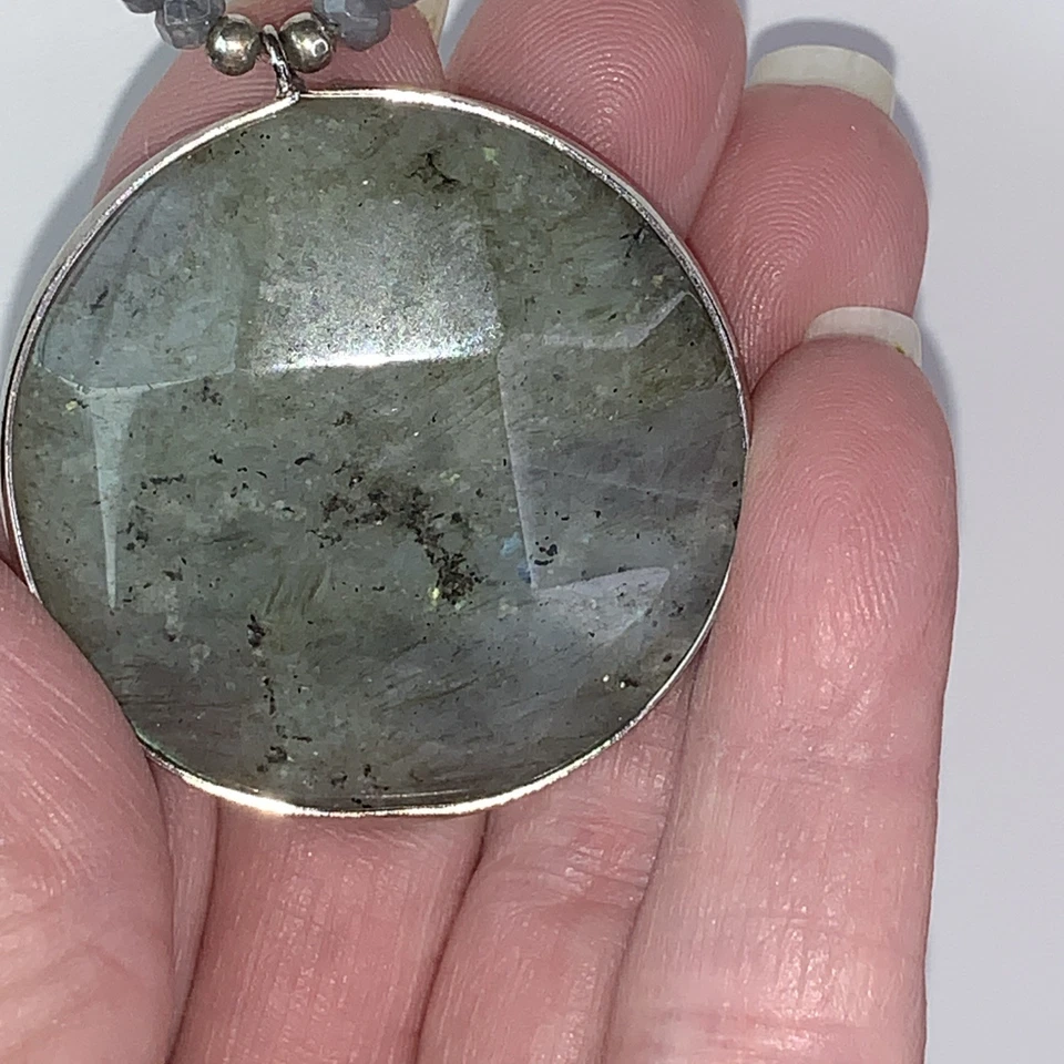 Hermoso colgante medallón de piedra facetada prehnita en cordón con piedras facetadas Foto 3 de 4