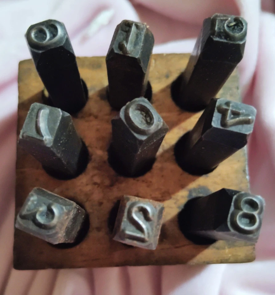 Caja vintage años 90 almacenando un conjunto de sellos numéricos. 0-9 Foto 3 de 4