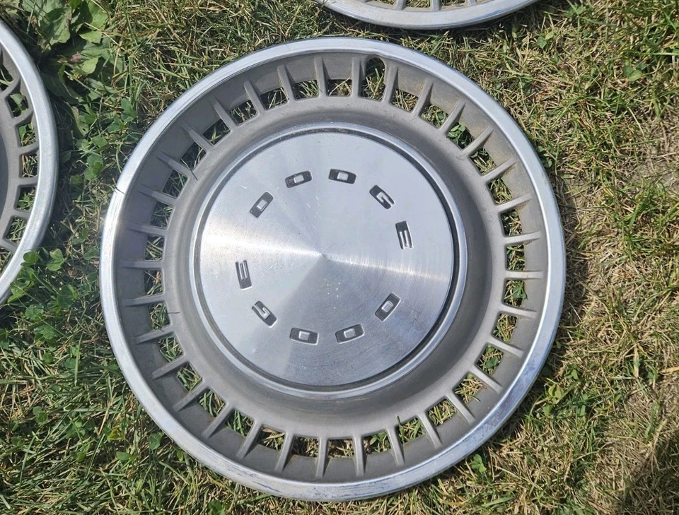 Juego de 4 cubiertas de rueda Dodge 14" 1972-1976 1973 1974 1975 Dart Challenger ARGENT Foto 3 de 4