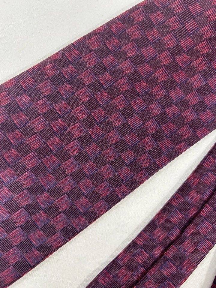 Kenneth Cole 100% Silk Hand Made Iridescent Blue/ Red Neck Tie Men’s 56 x 3.75 - Image 2 of 4