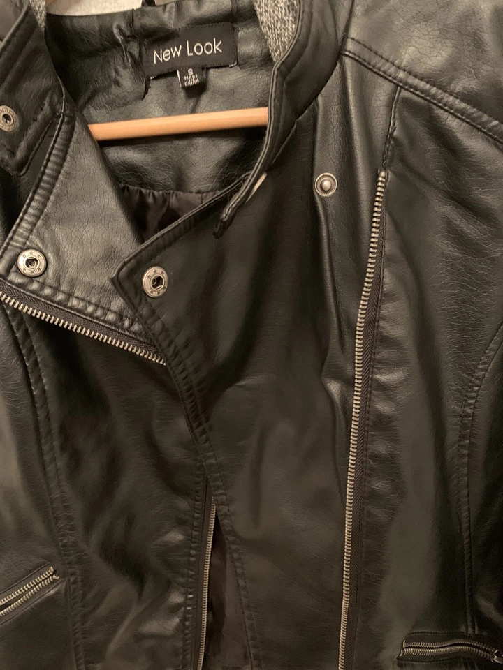 Chaqueta Bomber Motociclista Mujer Negra Imitación Cuero Talla Pequeña/Gris Mangas y Capucha  Foto 2 de 4